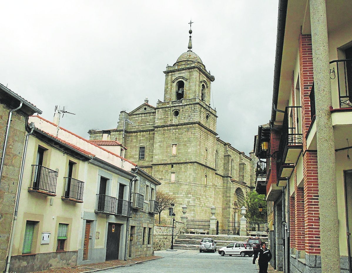 Calle de Villacastín, con la Iglesia de San Sebastián al fondo.