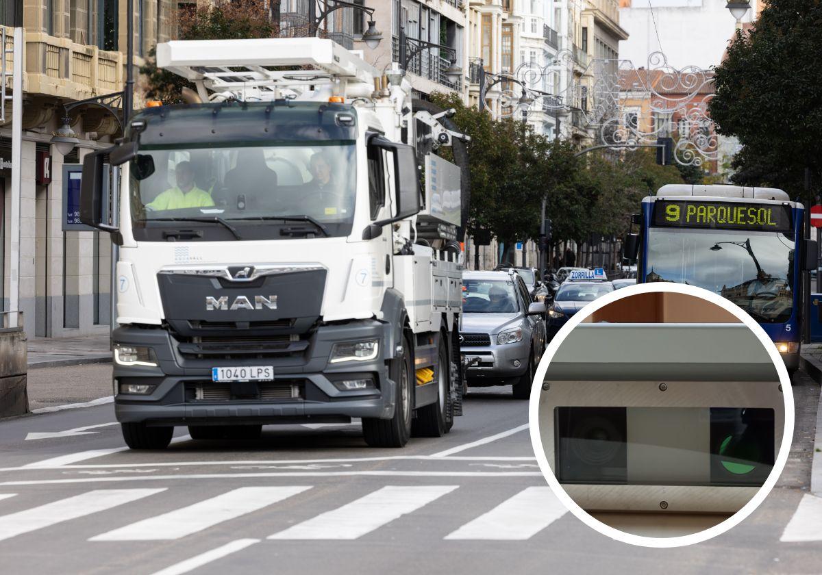 Varios vehículos pasan por la calle Miguel Íscar. En detalle, una de las cámaras que controlarán el acceso a la ZBE.