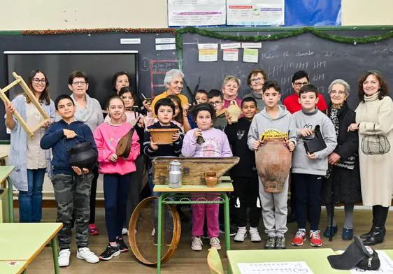 Los escolares y sus profesoras, con las maestras veteranas en el colegio San Francisco de Mayorga.