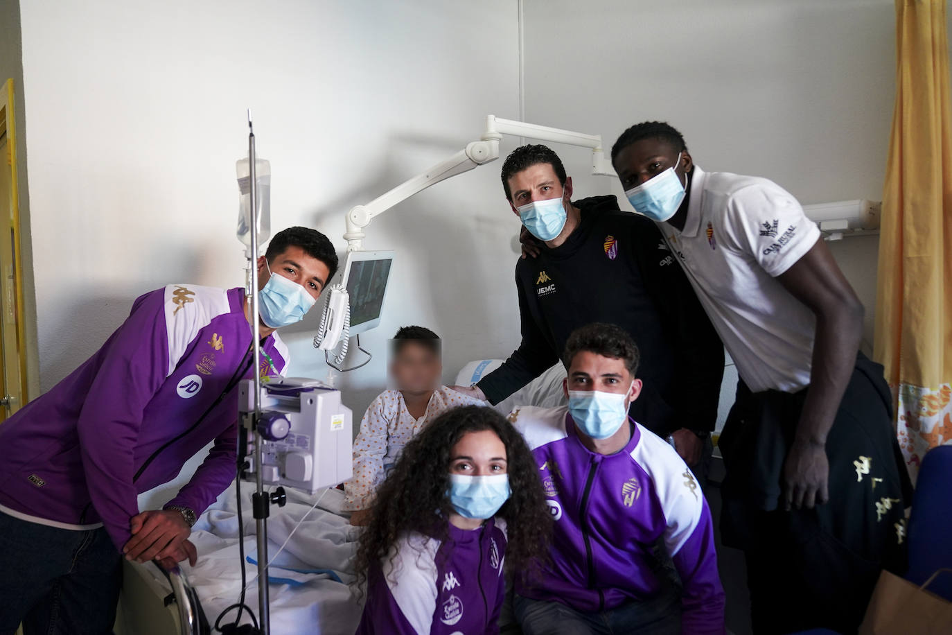 La visita de los deportistas a los hospitales de Valladolid, en imágenes