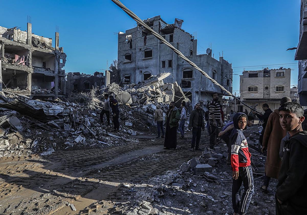 Palestinos inspeccionan los daños causados ​​tras un ataque aéreo israelí en la ciudad de Rafah, en el sur de la Franja de Gaza.