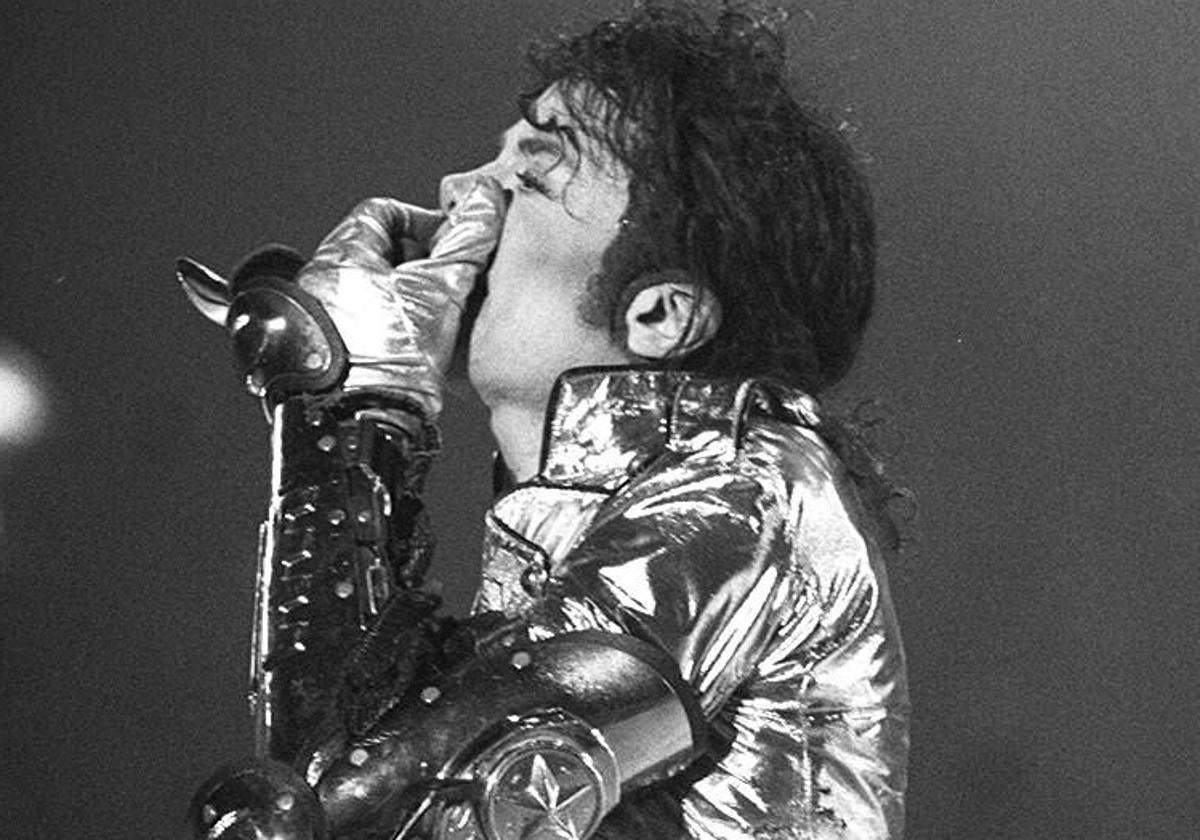 Durante el concierto de Valladolid, Michael Jackson repitió en varias ocasiones el gesto de llevarse la mano a la boca.