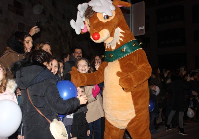 La mascota Gazi saluda a los niños vallisoletanos.