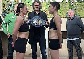 Consuelo Portolani, a la izquierda, e Isa Rivero, en el protocolario pesaje el día antes de la pelea.