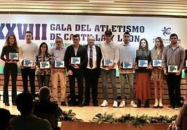 Los mejores atletas del año posan con el presidente de la Federación, Gerardo García.