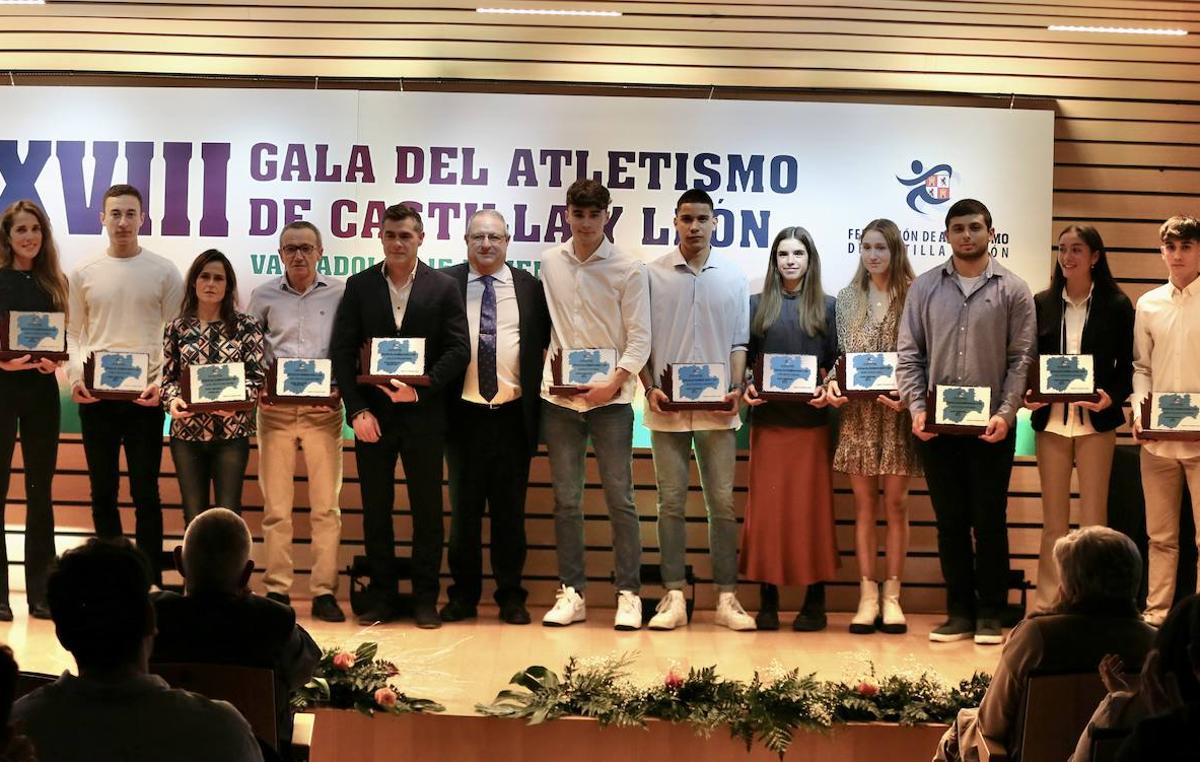Los mejores atletas del año posan con el presidente de la Federación, Gerardo García.