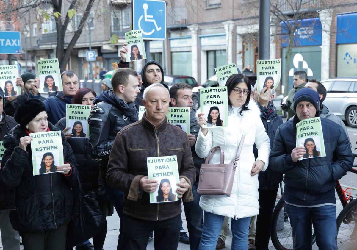 Decenas de personas se han concentrado este viernes frente a los juzgados para exigir justicia para Esther.