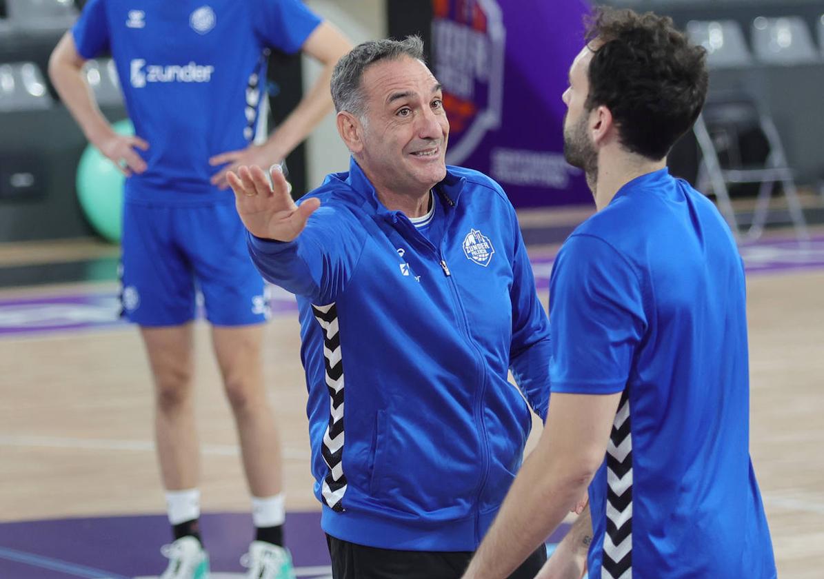 Luis Guil dirige el entrenamiento del Zunder Palencia.