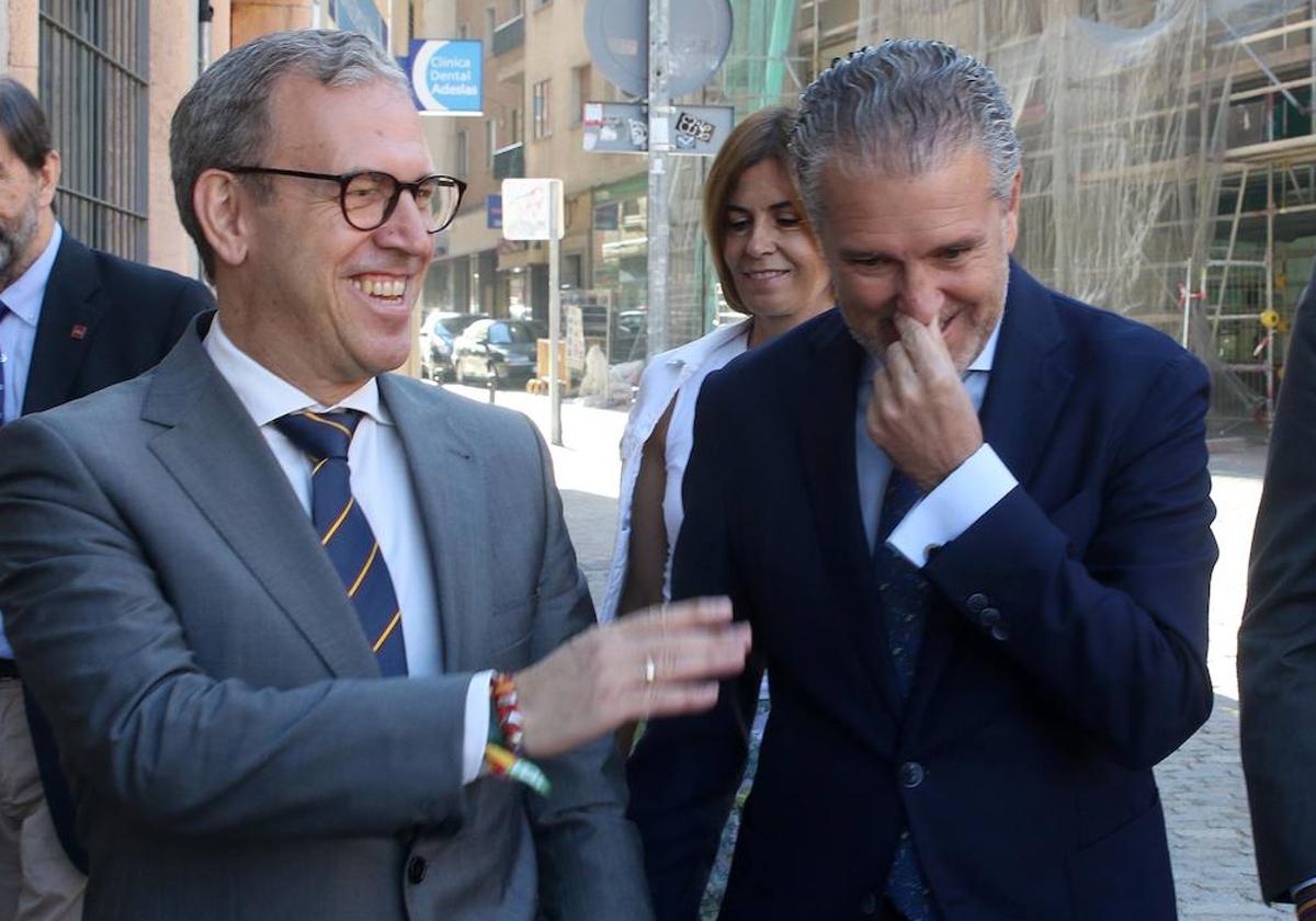 Mariano Vegazones y Andrés Ortega, durante una visita del consejero de Industria a Segovia.