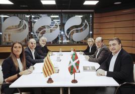 Junts y PNV, en una mesa en la que negociaron su estrategia común en el Congreso para esta legislatura.