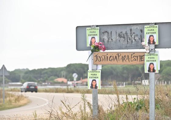 Numerosos carteles, en la curva en la que se halló el cuerpo sin vida de Esther López.