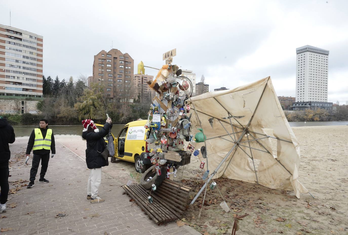 Imágenes del árbol de Navidad hecho con basura del río