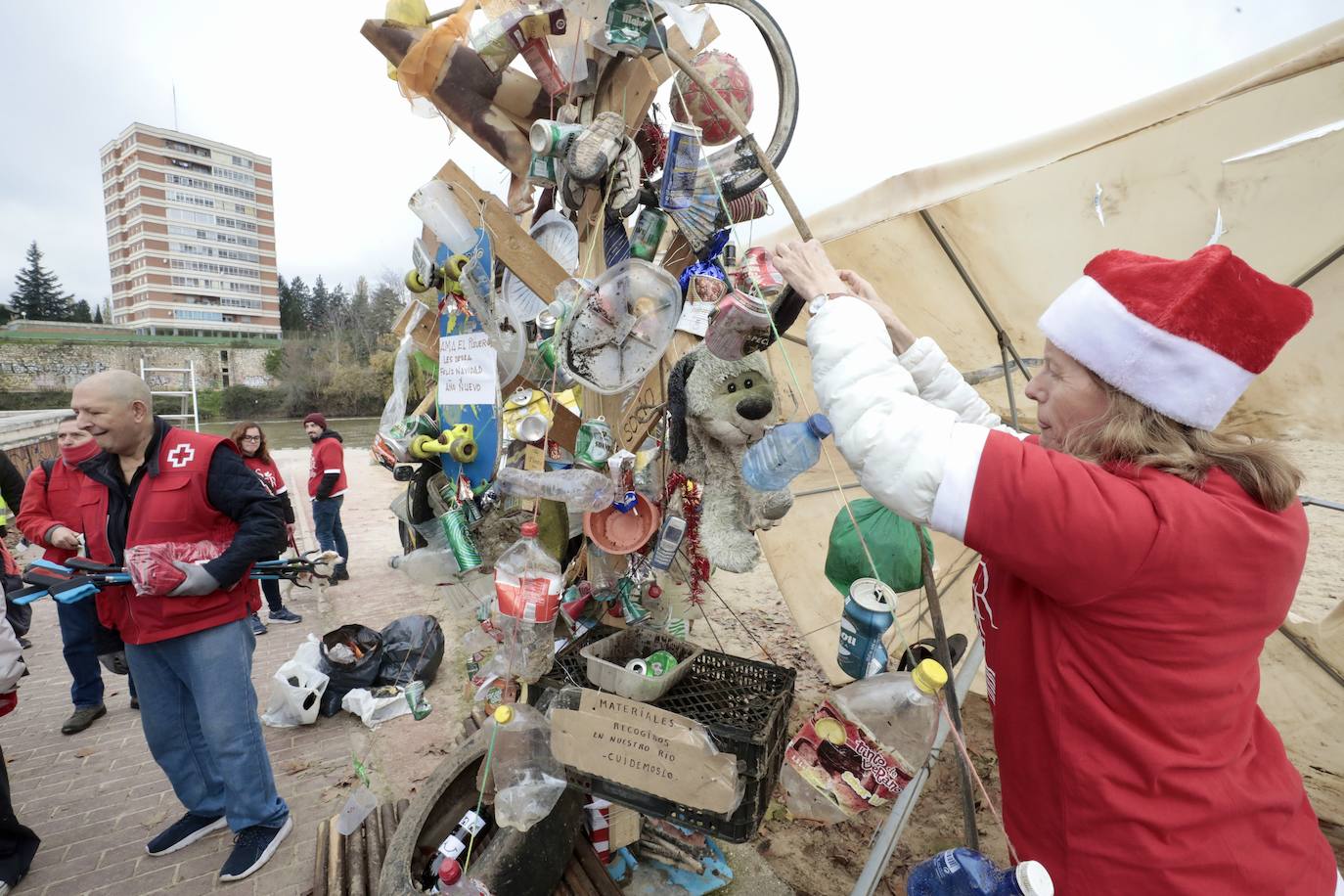 Imágenes del árbol de Navidad hecho con basura del río