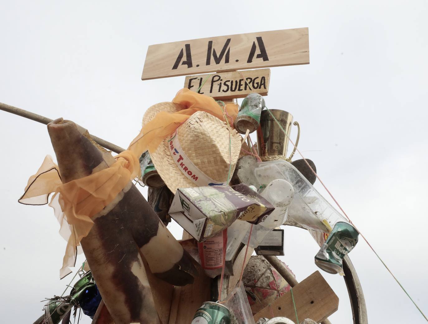 Imágenes del árbol de Navidad hecho con basura del río