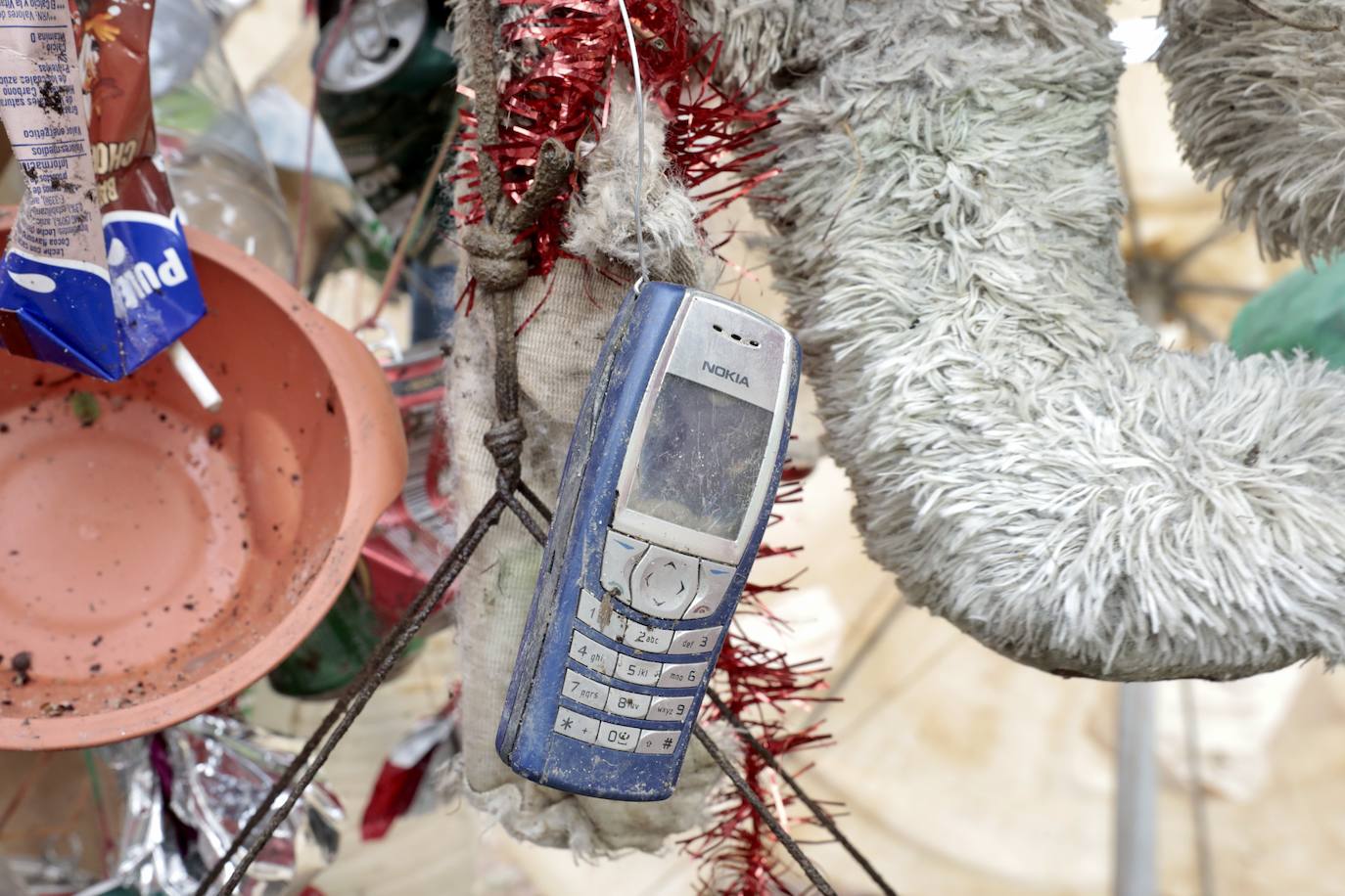 Imágenes del árbol de Navidad hecho con basura del río