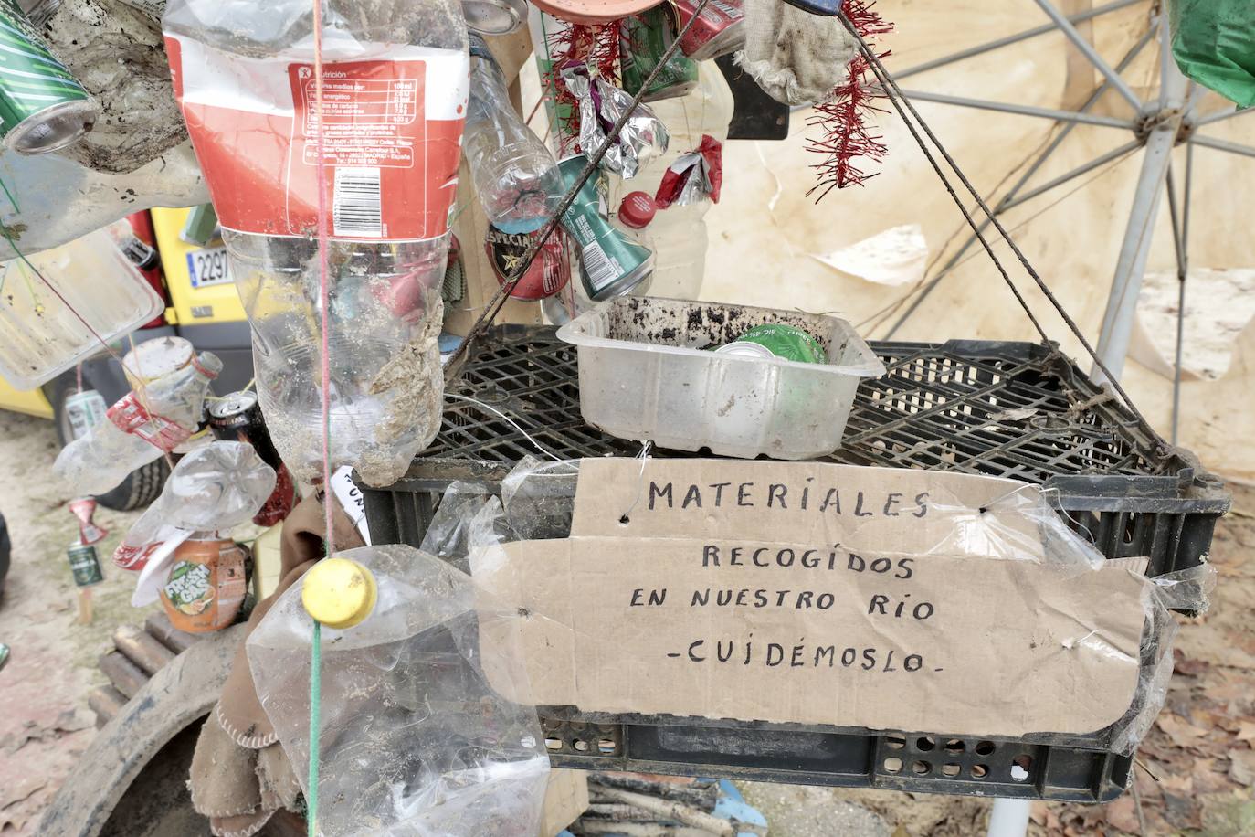 Imágenes del árbol de Navidad hecho con basura del río