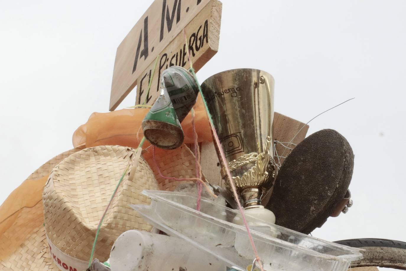 Imágenes del árbol de Navidad hecho con basura del río