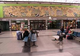 Mural 'Bienvenidos' del pintor leonés Carlos Álvarez Las Heras, en la estación de autobuses de León.