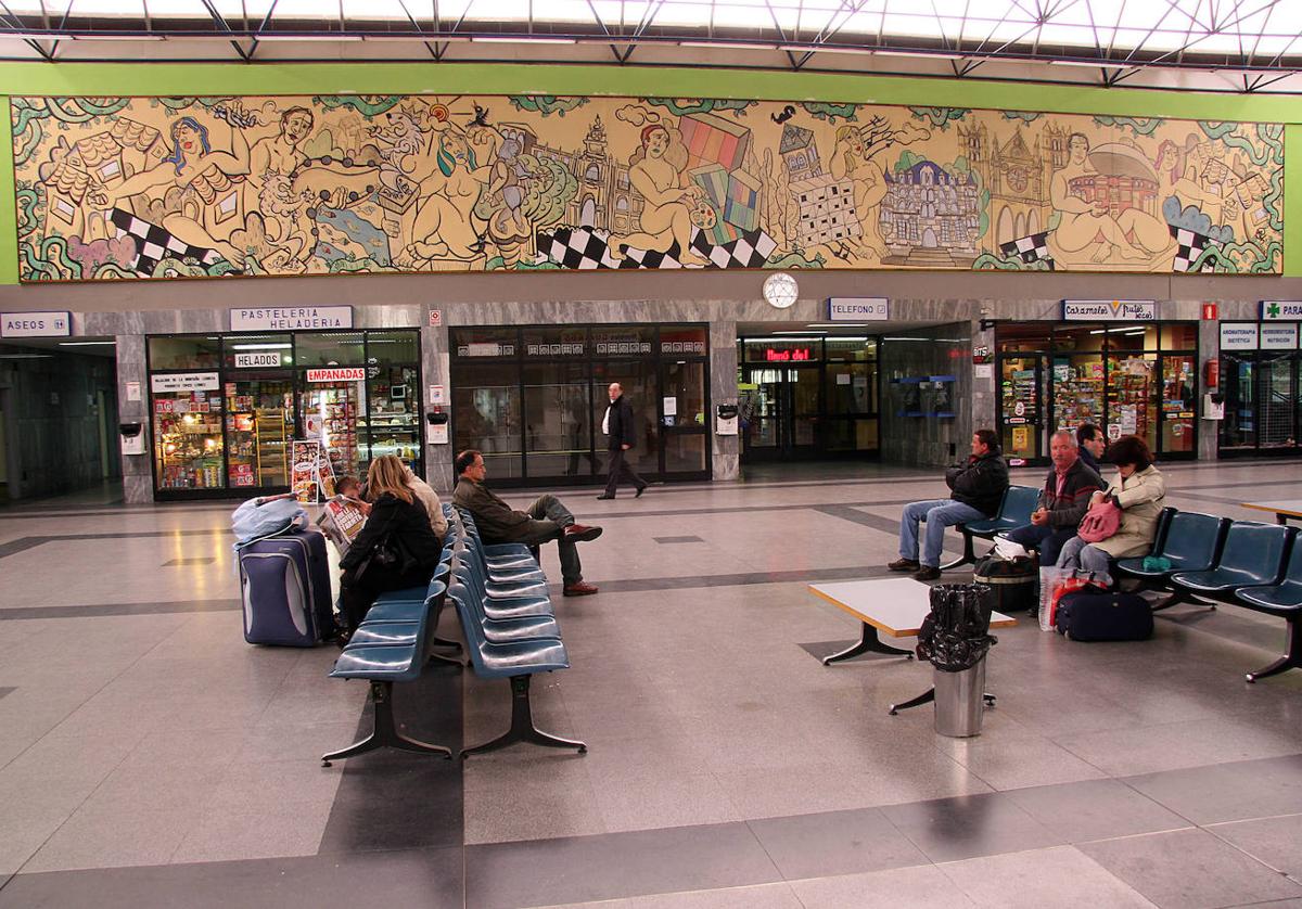 Mural 'Bienvenidos' del pintor leonés Carlos Álvarez Las Heras, en la estación de autobuses de León.