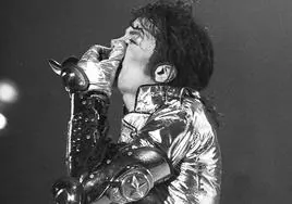 Durante el concierto de Valladolid, Michael Jackson repitió en varias ocasiones el gesto de llevarse la mano a la boca.