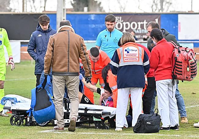 Elvira es atendido tras caer desplomado.