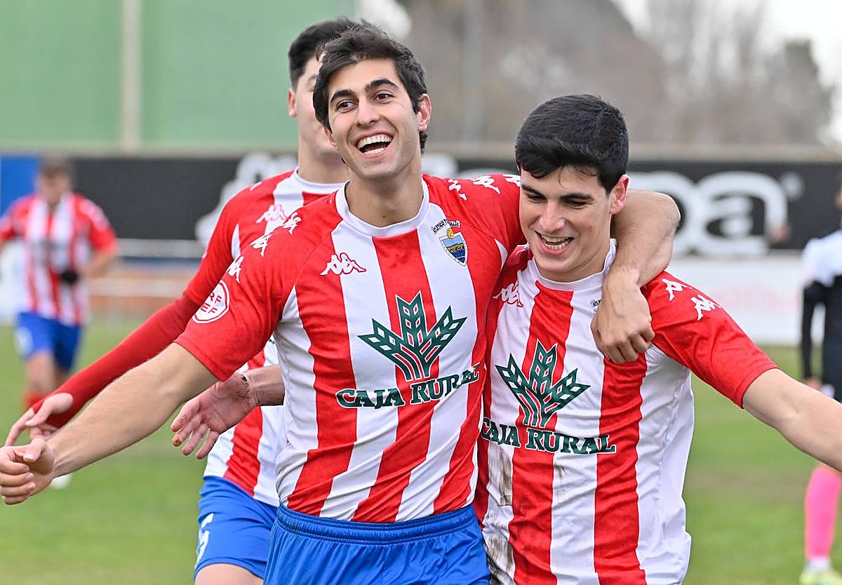 Torres celebra uno de los tres goles ante el Almazán.