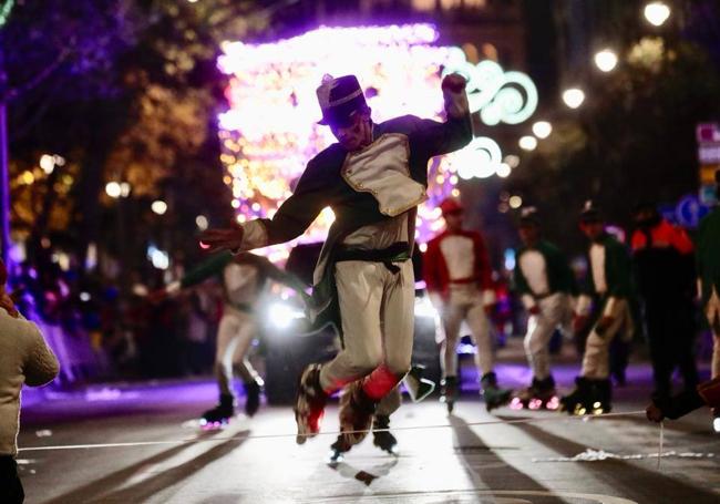 Uno de los patinadores participantes en la cabalgata.