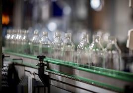 Botellas, en una cadena envasadora.
