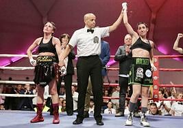 Momento en el que el juez levanta el brazo de Isa Rivero como vencedora del combate.