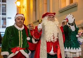 Papá Noel llega a la Plaza Mayor.
