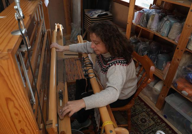 Luisa Guardo, en su taller de Idem de lienzo.