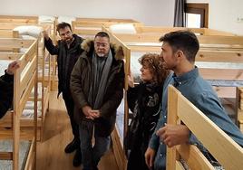 José Miguel Mozo, a la derecha, con algunos invitados en una de las habitaciones.