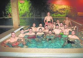 Los jugadores del San Cristóbal, en el balneario de Trescasas, el pasado viernes.