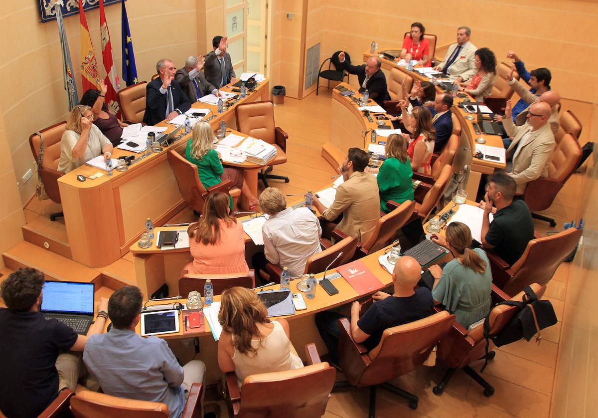 El Ayuntamiento pagará los atrasos al personal y congelará el sueldo de los concejales