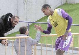 Robert Kenedy saluda a un aficionado tras el último entrenamiento en los Anexos antes de partir hacia Villarreal.