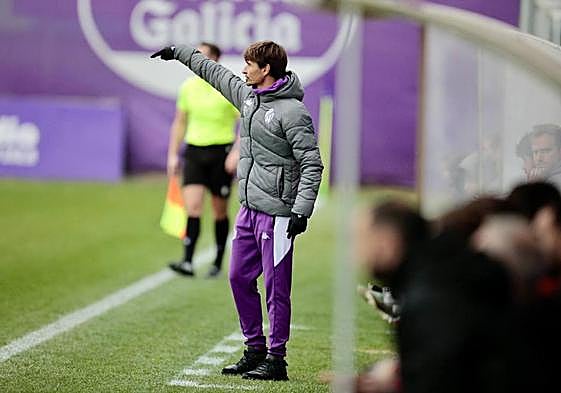 Álvaro Rubio da instrucciones desde la banda en un partido en los Anexos.