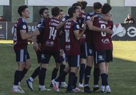 Celebración de un gol por parte de los jugadores de la Gimnástica Segoviana.