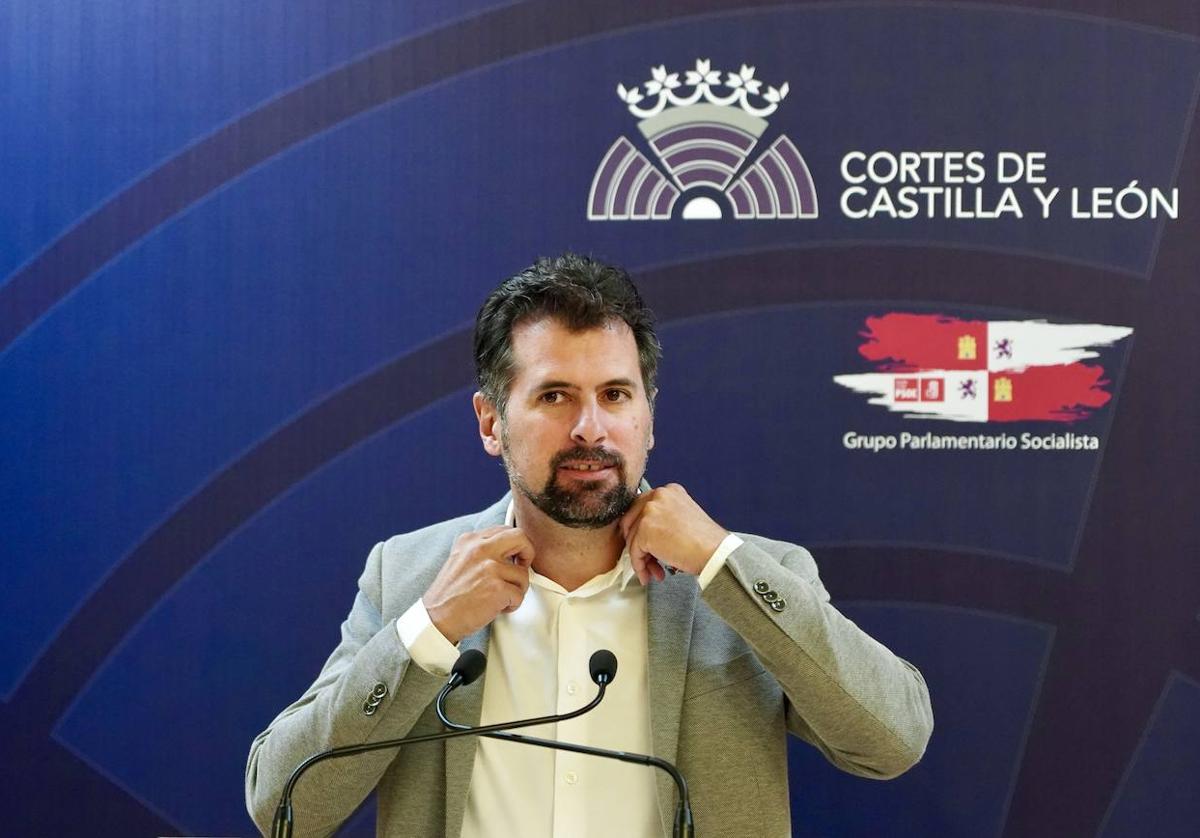 Luis Tudanca, durante una rueda de prensa en las Cortes de Castilla y León.