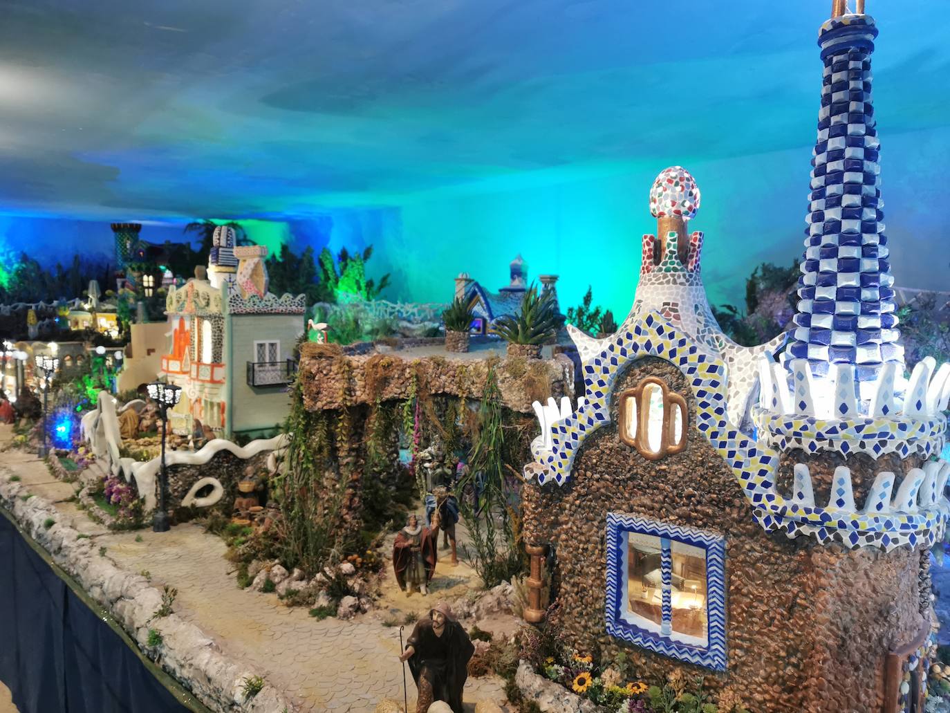 El colegio La Salle se inspira en Gaudí para su belén