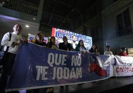 Celebración en el comando del 'En Contra' tras al plebiscito constitucional chileno.