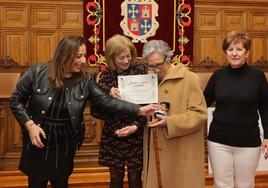 La alcaldesa y las concejalas de Bienestar Social y Mayores entregan a Marta Sicilia su muñeco anhelado.