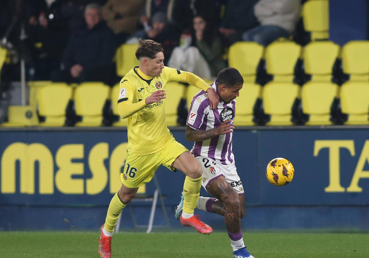 Kenedey pugna por el balón con un jugador local.