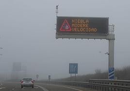 La niebla obliga a los conductores a extremar las precauciones.