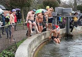 Algunos de los participantes en el Chapuzón Navideño en la Dársena, en años anteriores.