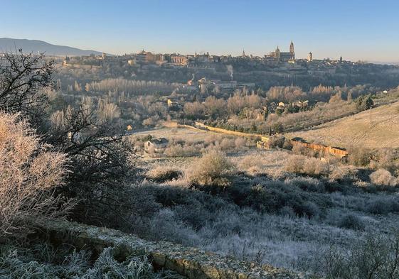 Vista de Segovia desde el mirador de La Lastrilla con los campos helados, este lunes.