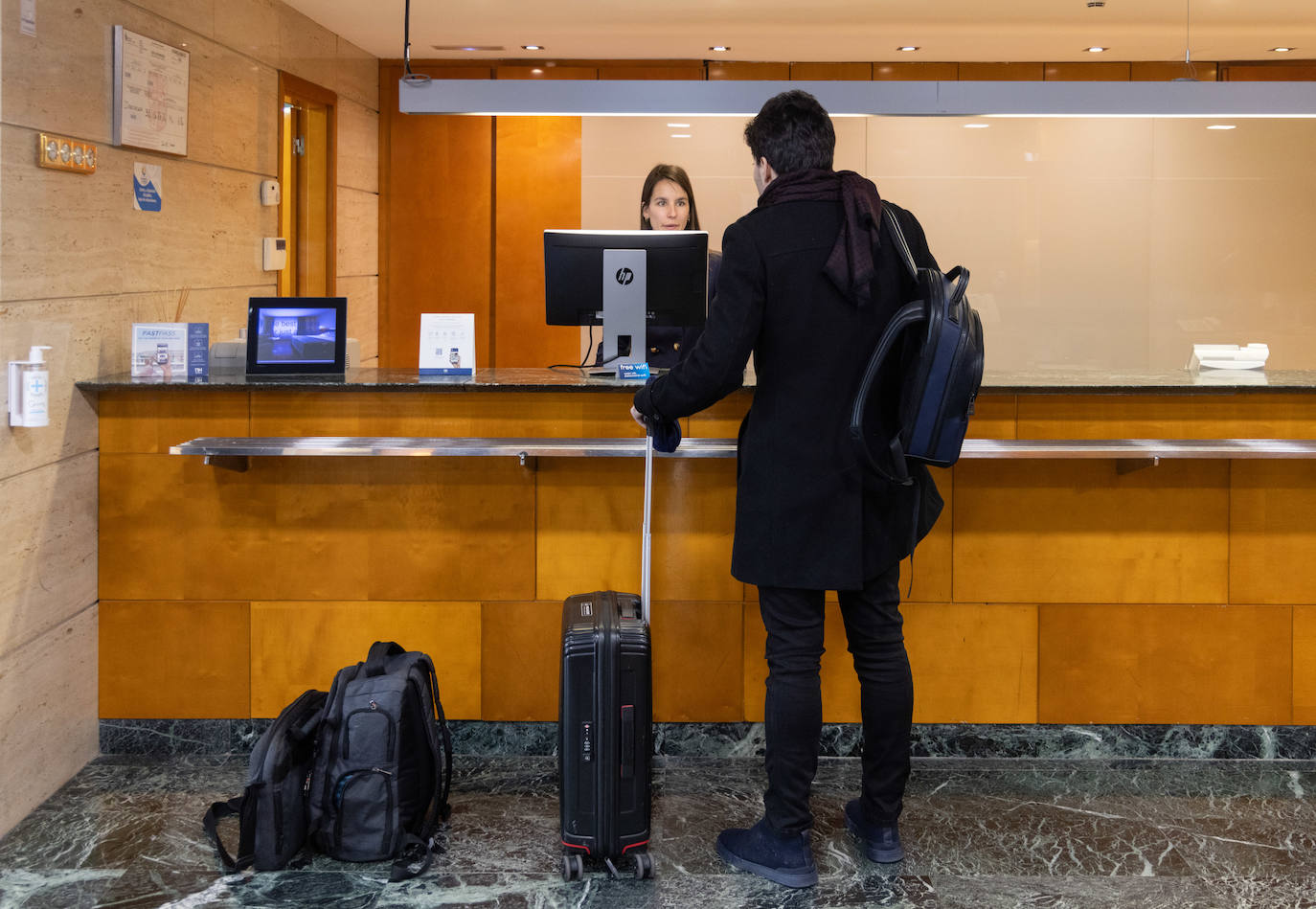 Un hombre hace el proceso de 'check-in' en un hotel de Valladolid.