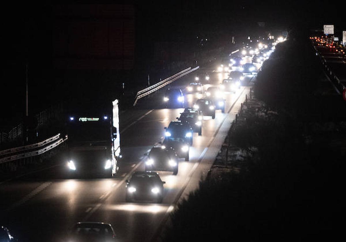 Tráfico de noche en la A-62 en Valladolid.