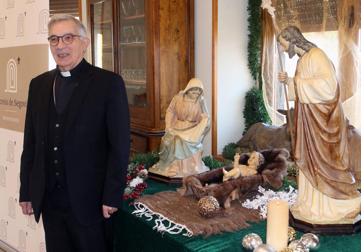 Monseñor Franco Martínez, junto al Misterio del Obispado.