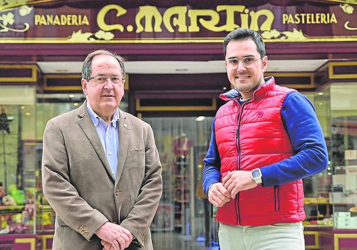 Imagen principal - Arriba, José Carlos Martín y Carlos Martín, hijo y nieto de Cipriano. abajo, los trabajadores del comercio familiar en los años sesenta y Cipriano Martín, el fundador de la panadería y pastelería de Medina del Campo.