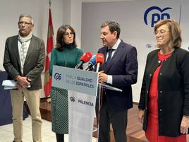 Carlos Fernández Carriedo con Ángelesl Armisén, a su derecha y Juan Jesús Blanco y Mercedes Cófreces, este lunes en la sede del PP.